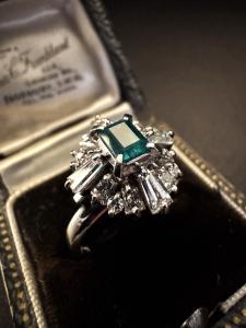 Anello  in  Platino  con  Smeraldo  e  Diamanti 